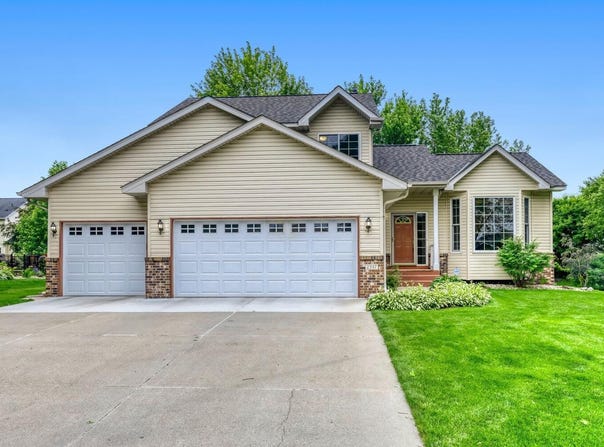 2337 Manuela Drive, Chaska, MN 55318