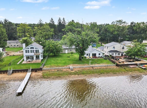 11334 E Shore Drive, Delton, MI 49046