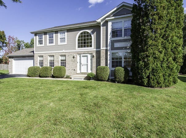 4052 Woodcrest Court, Gurnee, IL 60031