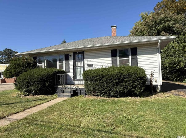 1127 E CHESTNUT Street, Canton, IL 61520