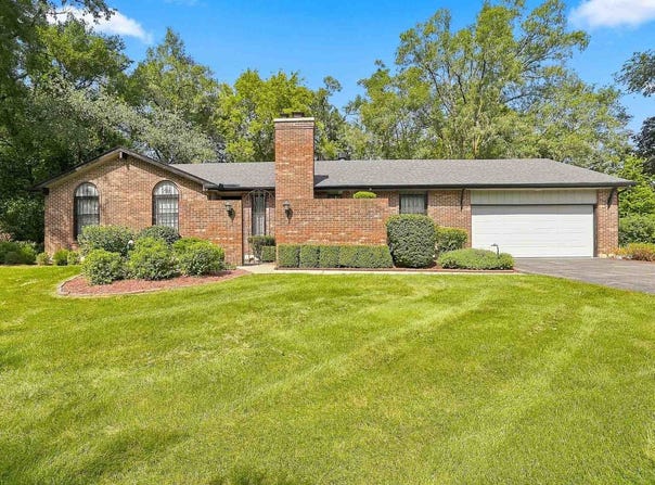 806 Roberts Road, Tower Lakes, IL 60010
