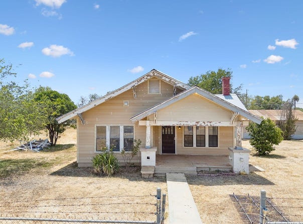 201 E Harris St, Dilley, TX 78017