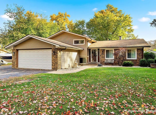 34679 N Hiawatha Trail, McHenry, IL 60051