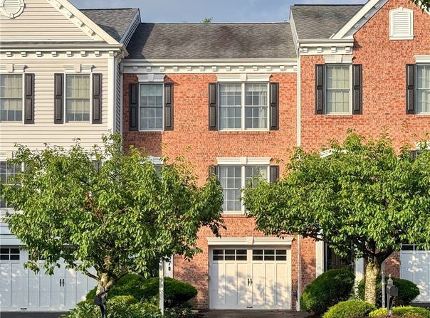 957 Montclair Dr, Coraopolis, PA 15108