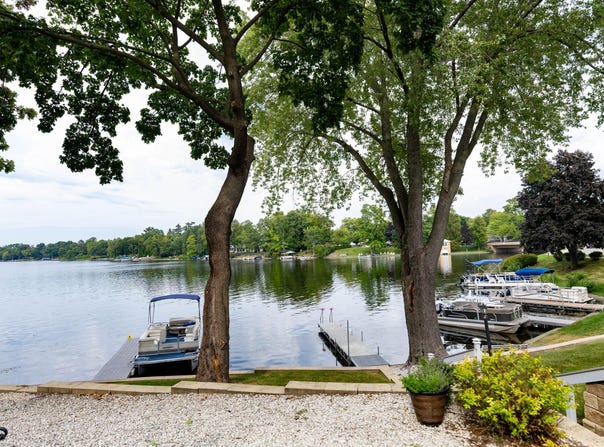 320 E Pleasant St, Oconomowoc, WI 53066