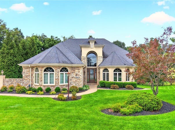 4800 Stonebridge Dr, Hampton, PA 15044