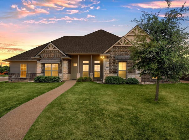 800 Gallant Fox Road, Hewitt, TX 76643