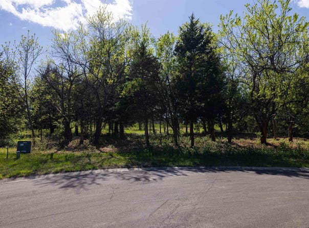 SW 43rd Ct, Topeka, KS 66610
