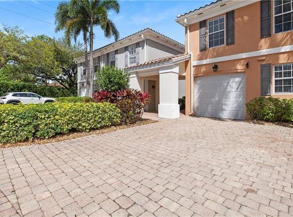 5766 Cove Cir, NAPLES, FL 34119
