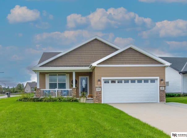 15803 Young Circle, Bennington, NE 68007