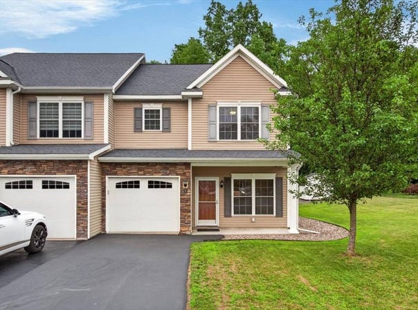 28 Reutter Drive, Bethlehem, NY 12158