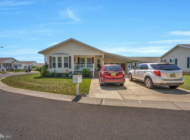 2003 BURLINGTON CIRCLE, WILLIAMSTOWN, NJ 08094