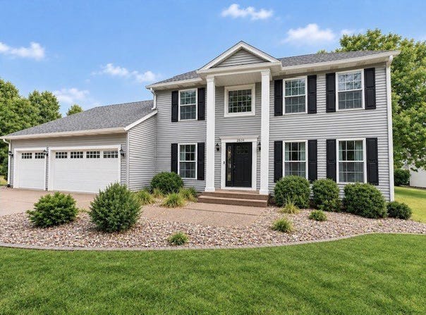 2520 Buckingham Avenue, Bettendorf, IA 52722