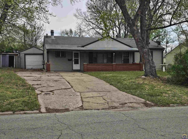 2124 SW Morningside RD, Topeka, KS 66614