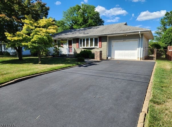 615 Ashland Rd, Middlesex Boro, NJ 08846-1747