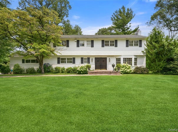 50 Flamingo Road, Roslyn, NY 11576