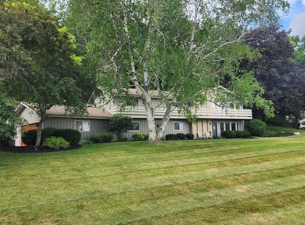 W290S2811 Carmarthen Dr, Waukesha, WI 53188
