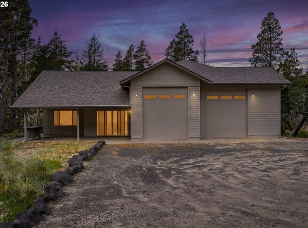 747 PACIFIC DUNES Dr, NorthBend, OR 97459