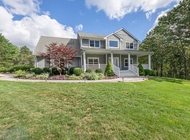 18 LAKESIDE LN, Westhampton, NY 11977