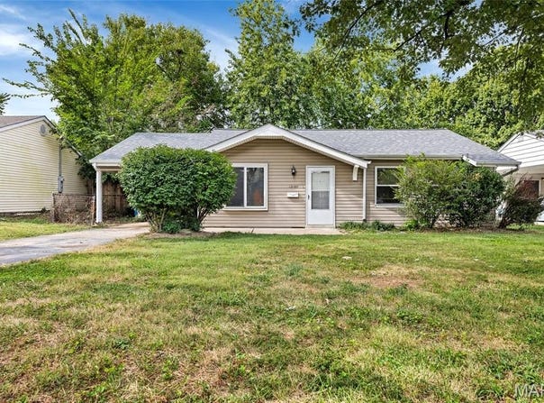 12157 Parkwood Place, Maryland Heights, MO 63043