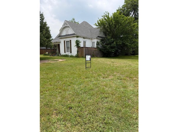 706 W Owing Street, Denison, TX 75020