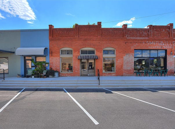110 NE 2nd St, Smithville, TX 78957