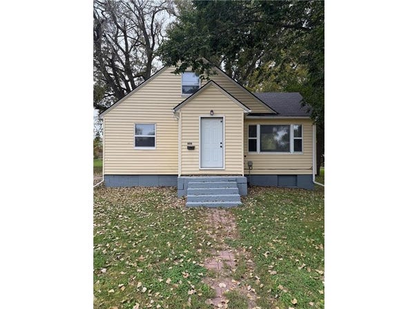 606 E Main Street, Marshall, MN 56258