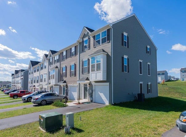 84 DRIPPING SPRING Drive, HEDGESVILLE, WV 25427