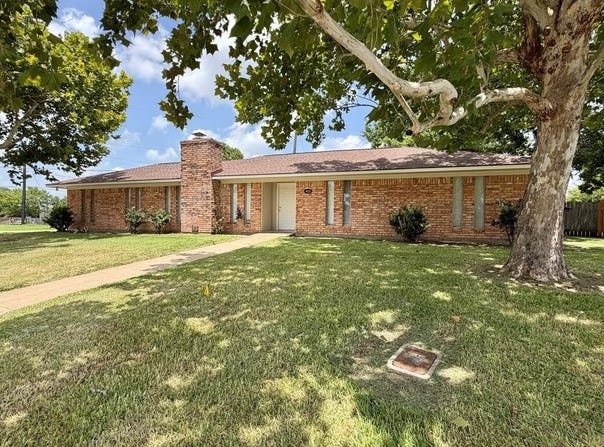 403 Lotus, Lake Jackson, TX 77566