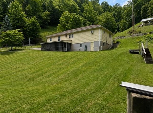 11 Beech Creek Road, Matewan, WV 25678