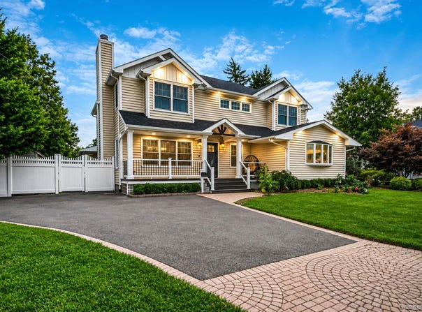15 Kirby Lane, Commack, NY 11725