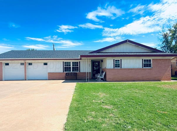 905 MILLS Avenue, Dumas, TX 79029-5315