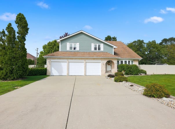 10 Americana Court, Roselle, IL 60172