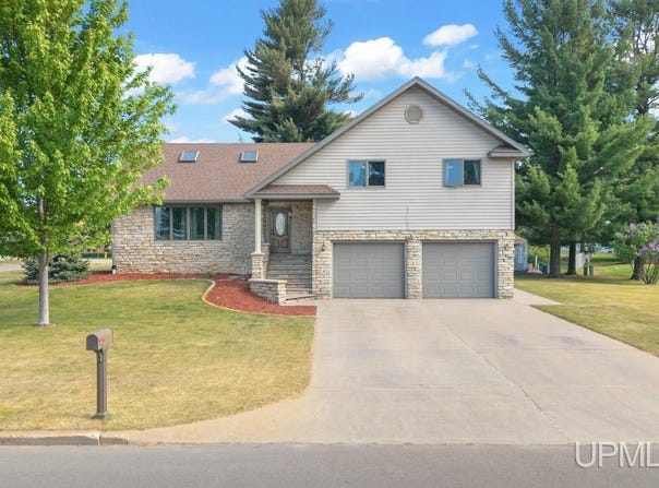 3016 S 5th Avenue, Escanaba, MI 49829