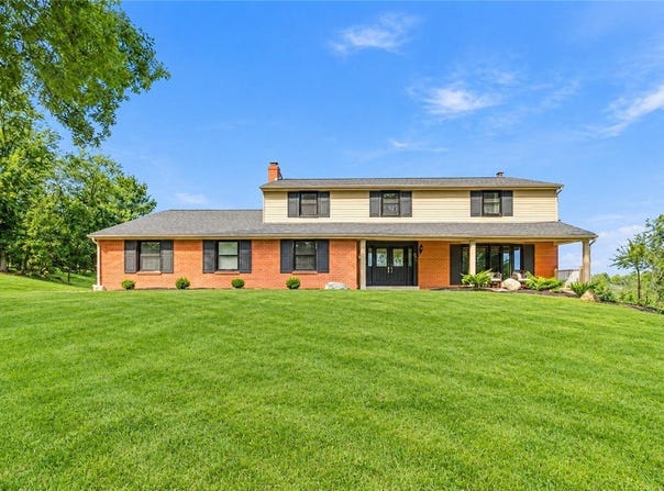 821 Jonathan Dr, Bethel Park, PA 15102
