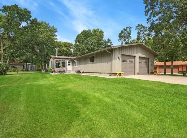 817 Oakwood Dr, Devils Lake, ND 58301