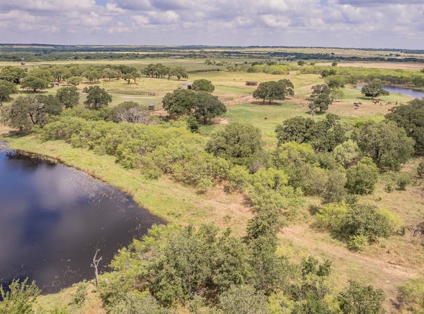 495 Lyles Road, Henrietta, TX 76365