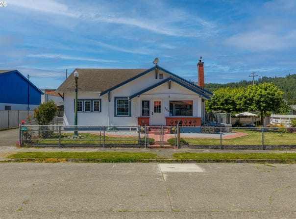 208 7TH St, MyrtlePoint, OR 97458
