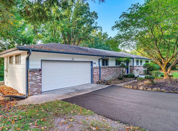 845 W Outer Drive, Oak Ridge, TN 37830