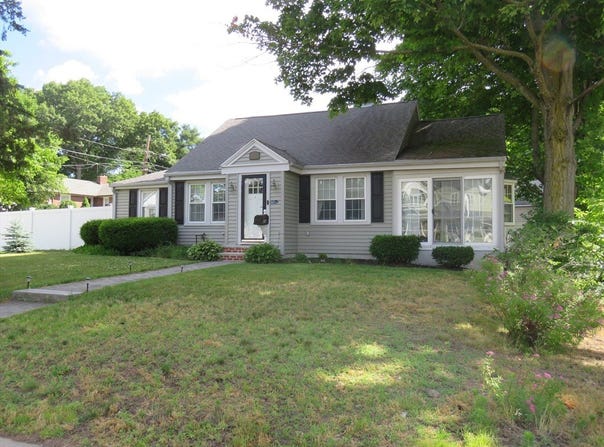 812 East St, Dedham, MA 02026