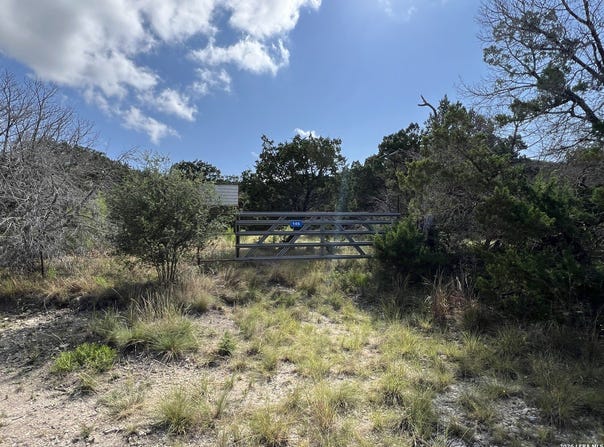 145 E HUNTER, Pipe Creek, TX 78063