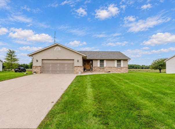 427 sunset Drive, Colfax, IL 61728