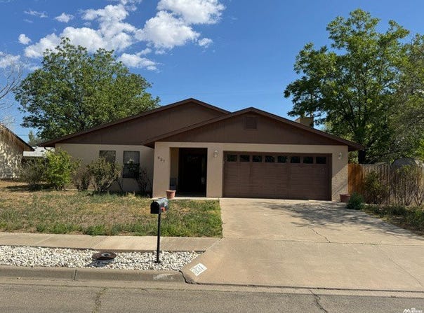 831 AGATE Rd, Roswell, NM 88201