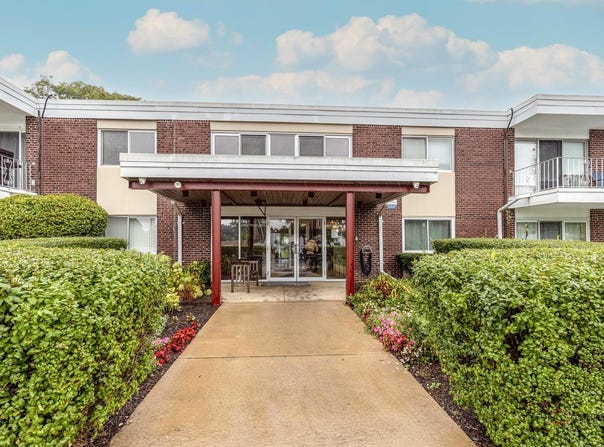 100 DEBORAH Lane, Wheeling, IL 60090