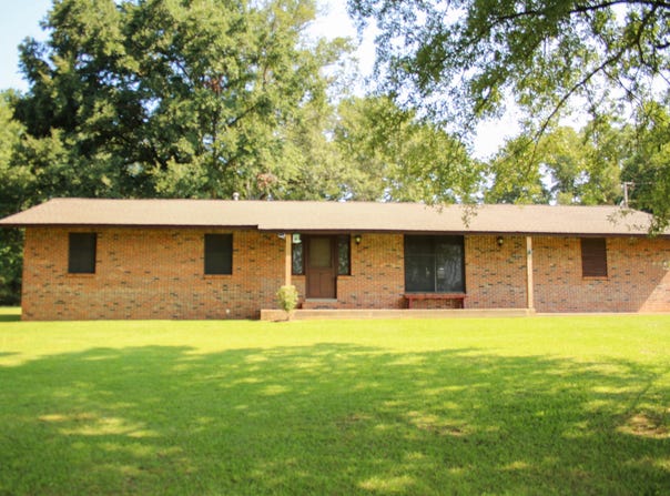 1608 S Adams St, Fulton, MS 38843