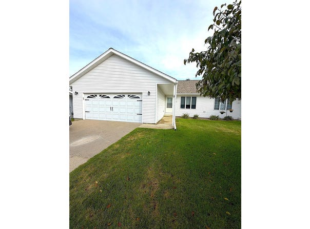 140 Orchard Manor Drive SE, Plainview, MN 55964