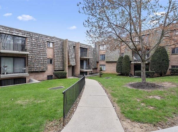 1232 Forest Green Dr, Coraopolis, PA 15108