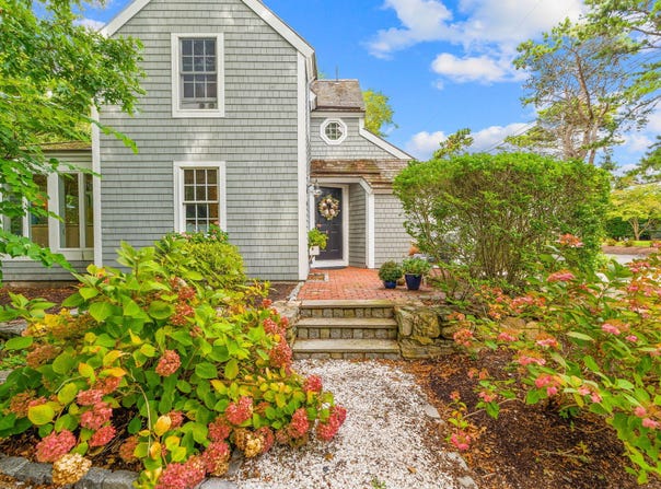 28 Flying Cloud Circle, Mashpee, MA 02649