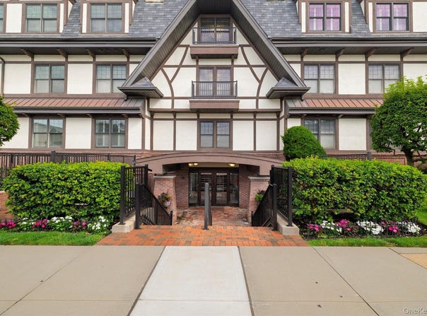 77 Maple Avenue, Rockville Centre, NY 11570