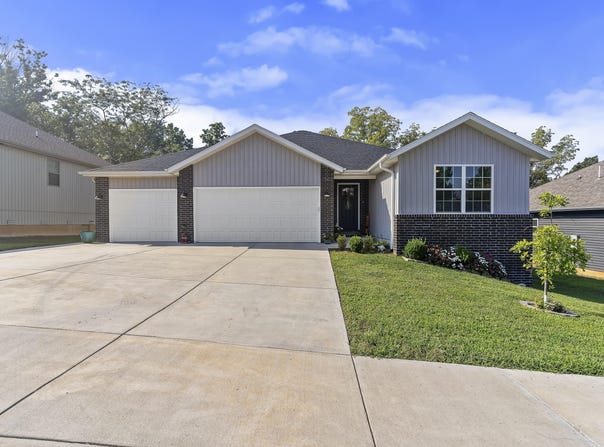 1502 W Parkview Street, Ozark, MO 65721